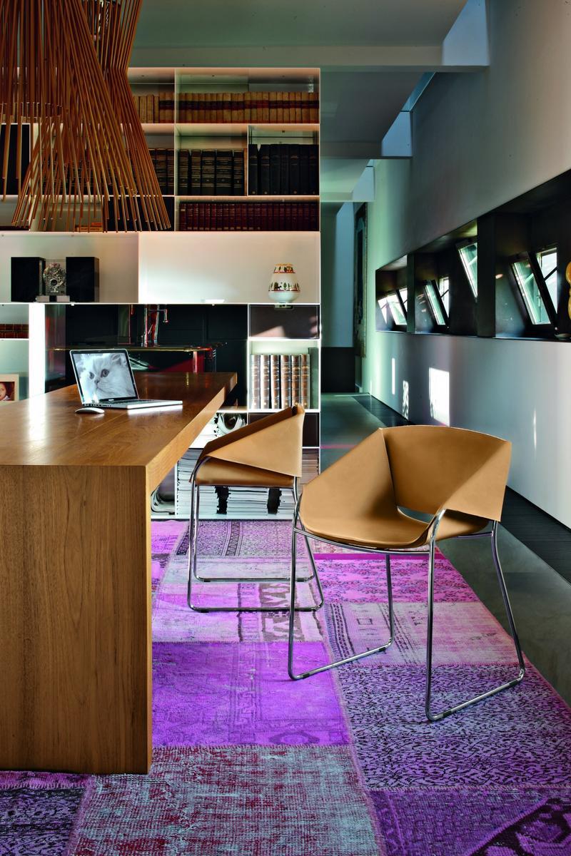 Sled base leather chair with armrests | Simply by Tonin Casa