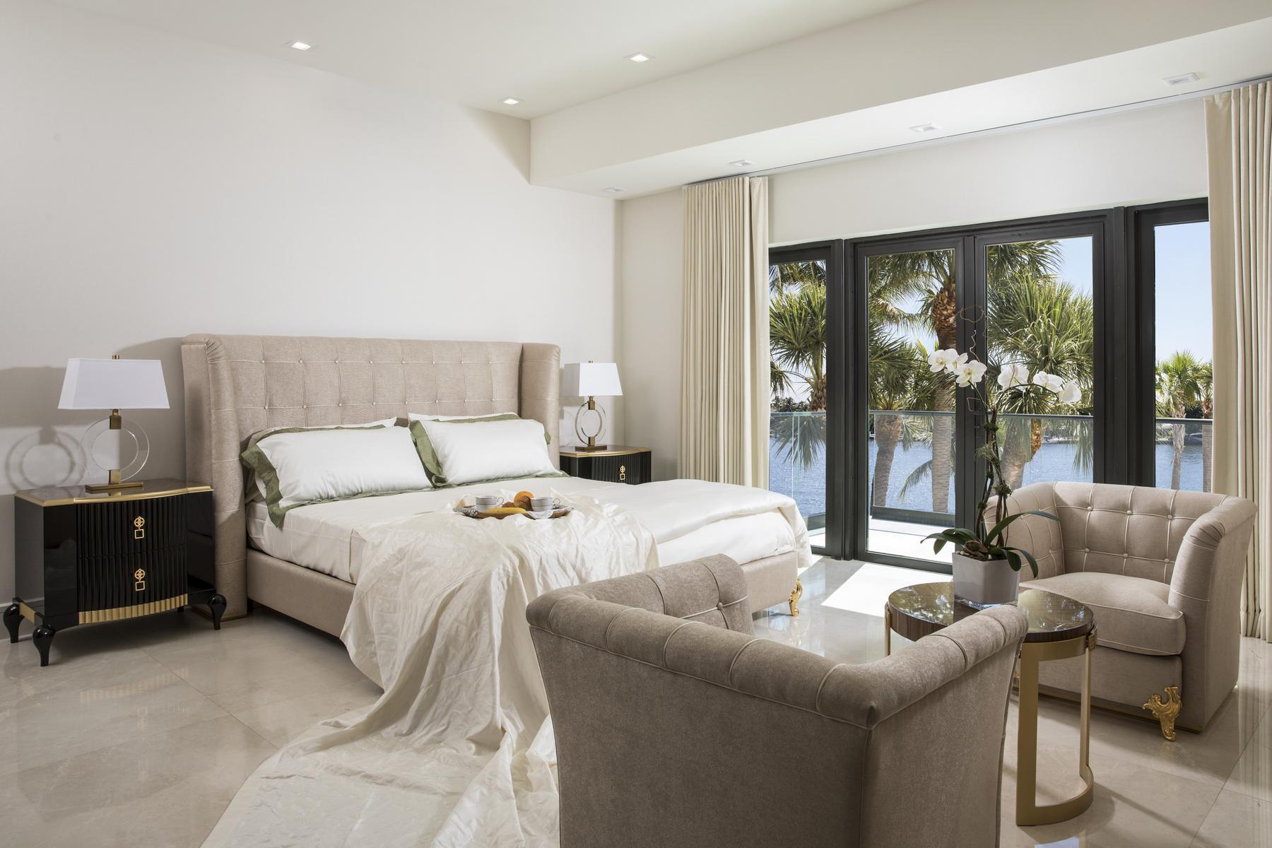 Upholstered velvet bed | King by Bruno Zampa