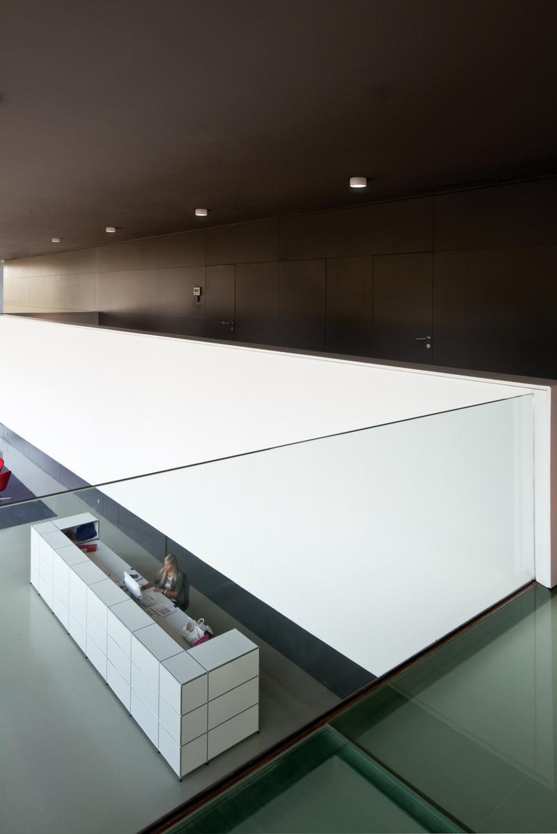 Aluminium ceiling lamp | Domo by Vibia