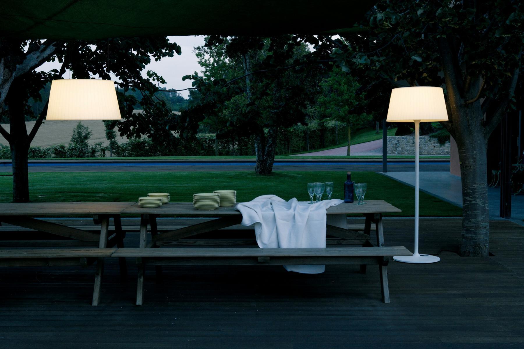 Fluorescent floor lamp | Plis Outdoor by Vibia