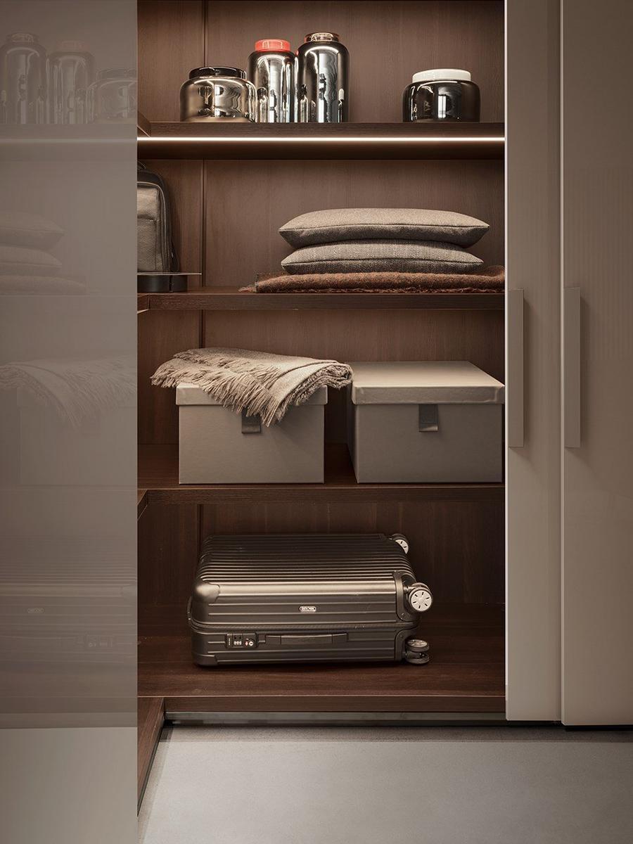 Lacquered wooden wardrobe | Plana by Pianca