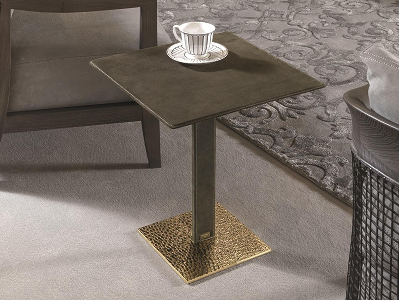 Square leather coffee table | Yaki by Longhi