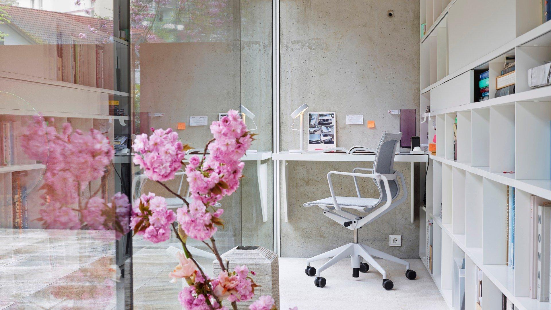 Swivel office chair with armrests | Physi by Vitra