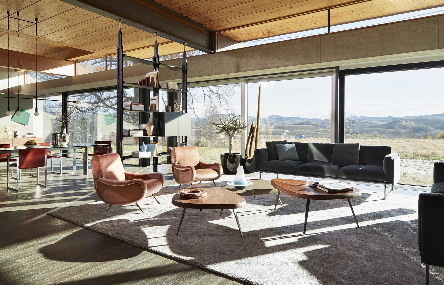 Floor-ceiling mounted wooden bookcase | 835 Infinito by Cassina