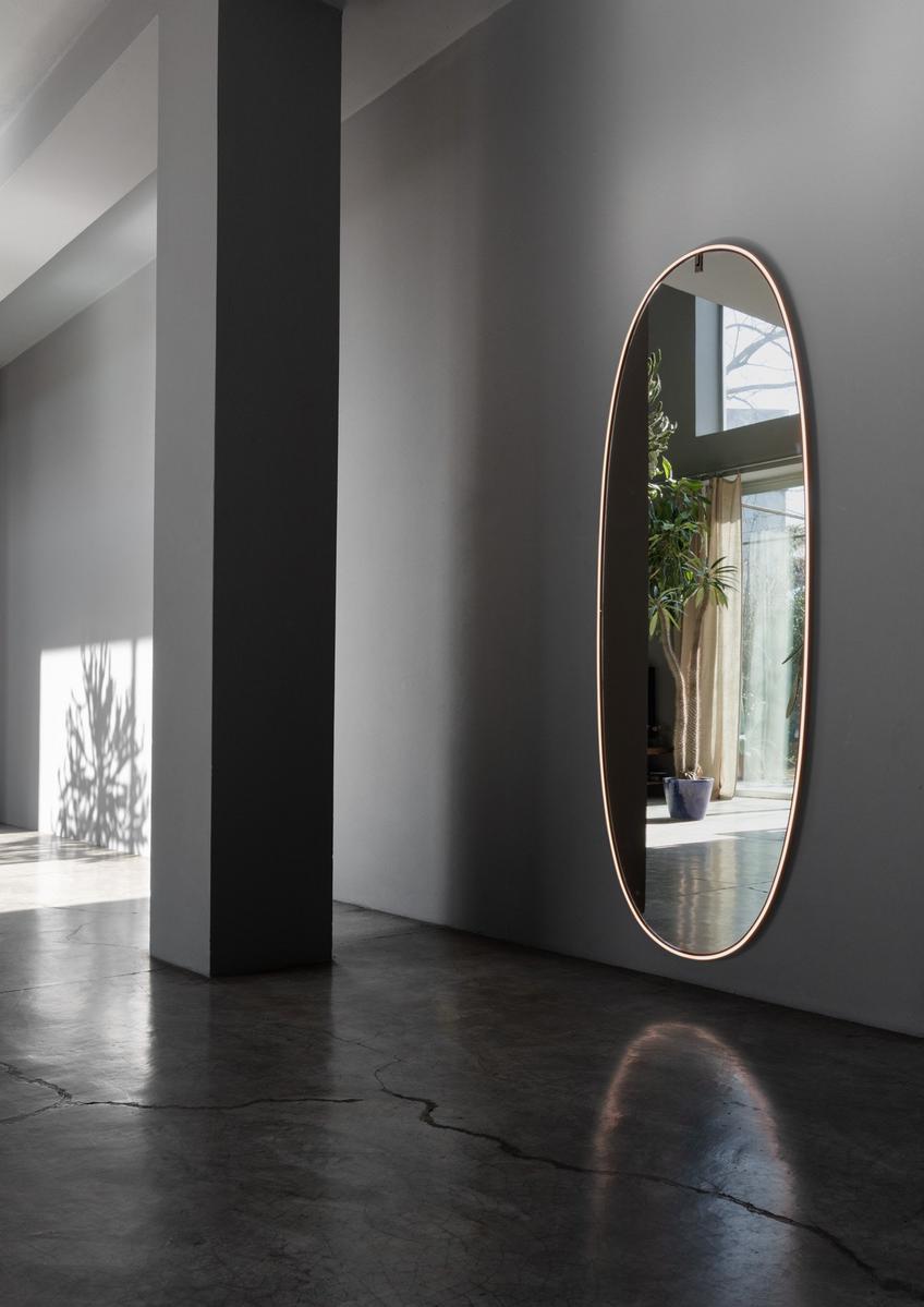 Oval wall-mounted mirror with integrated lighting | La Plus Belle by Flos