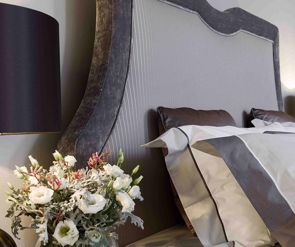 Lacquered bed with high headboard | Jolo by Galimberti Nino