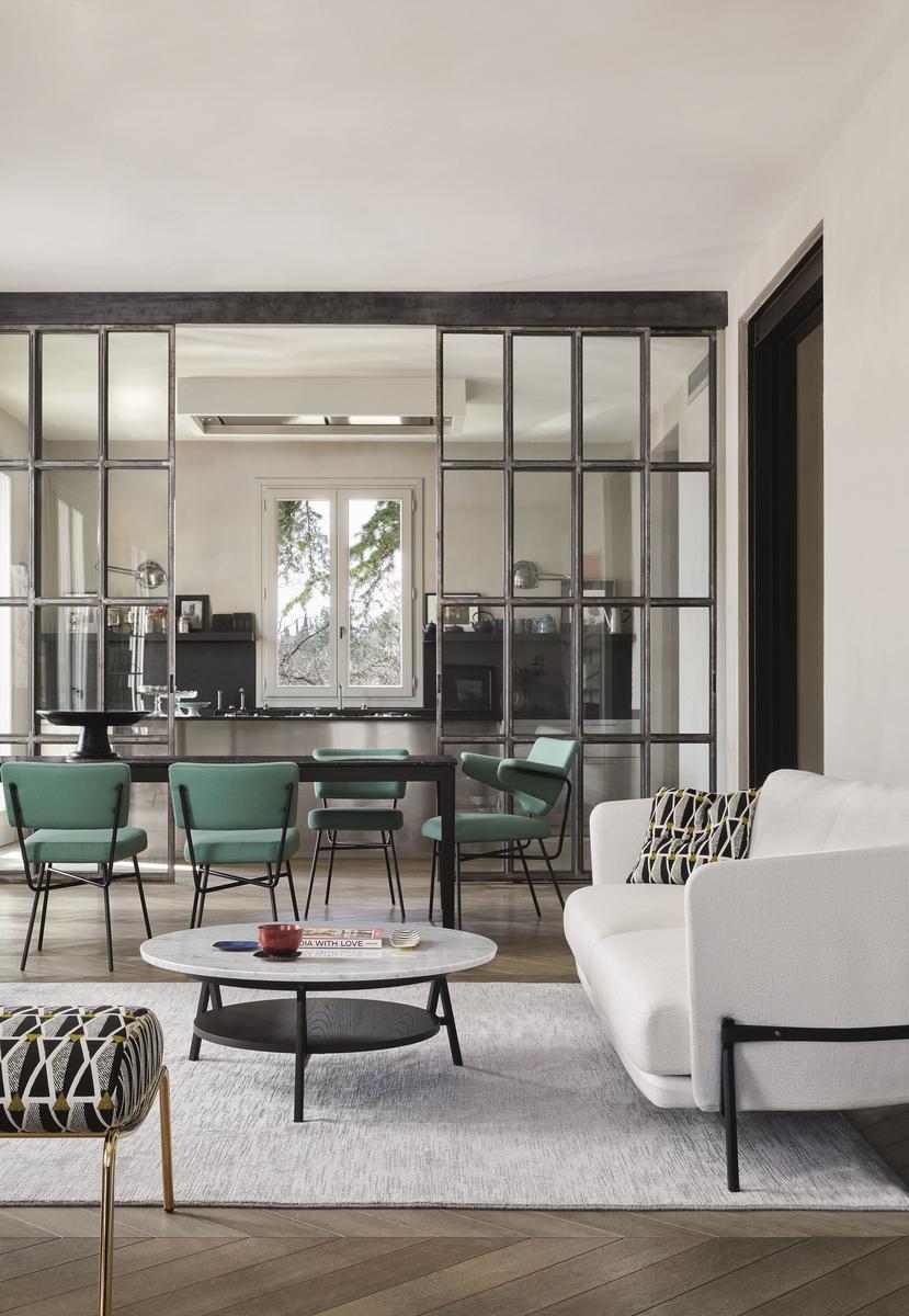 Low round marble coffee table with integrated magazine rack | Cradle by Arflex