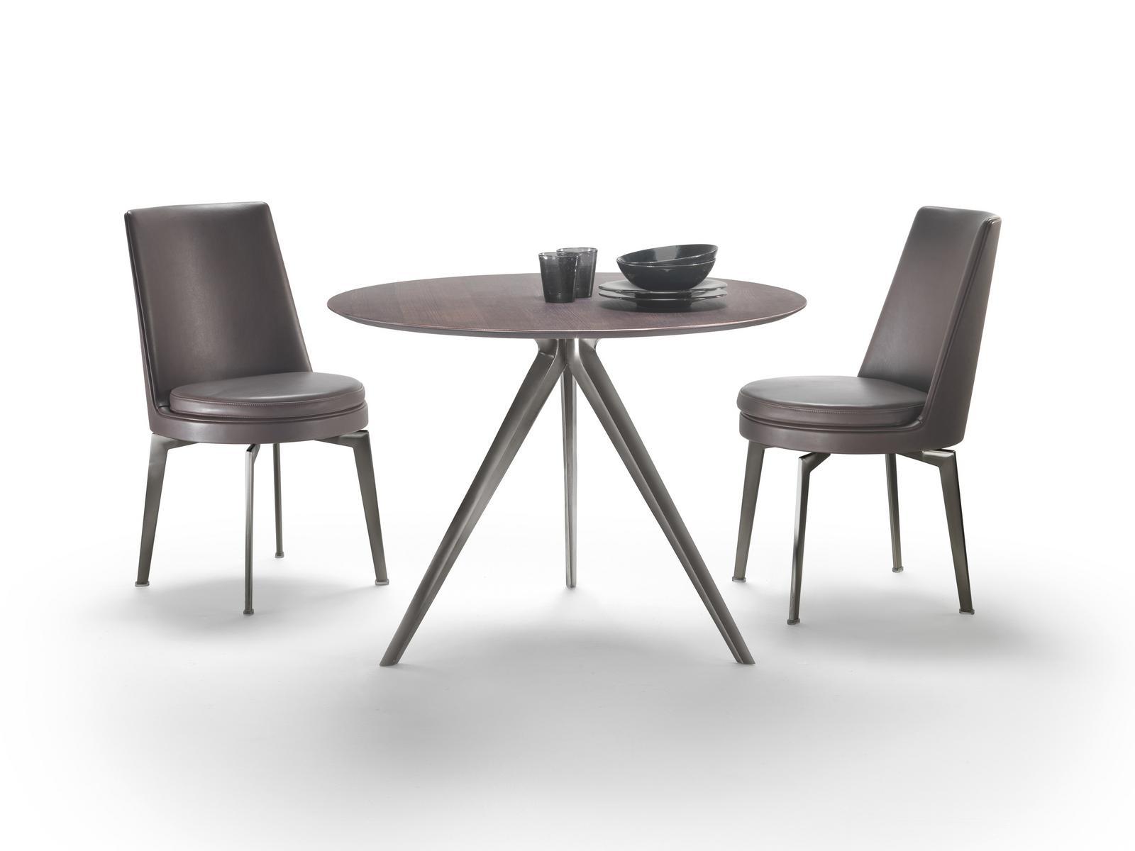 Round wooden table with 3-star base | Zefiro by Flexform