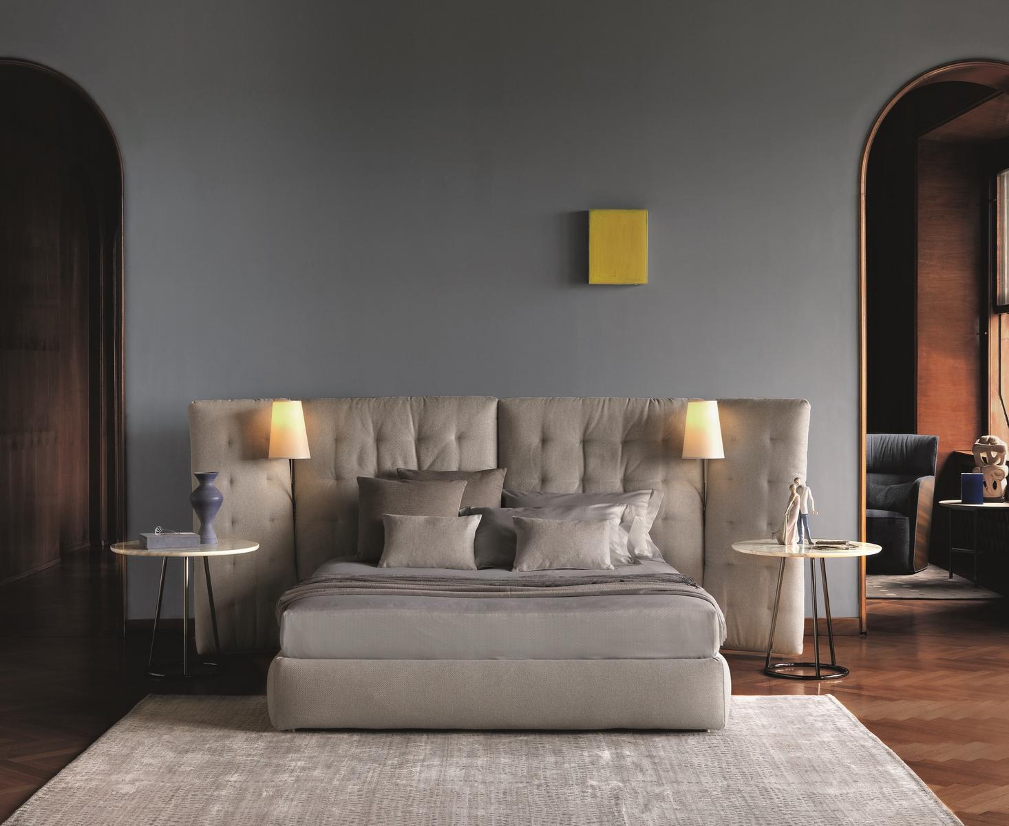 Bed with high headboard | Angle Paravento by Flou