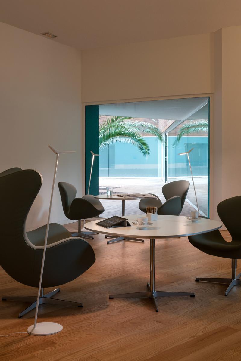 Reading floor lamp | Skan 0250 by Vibia