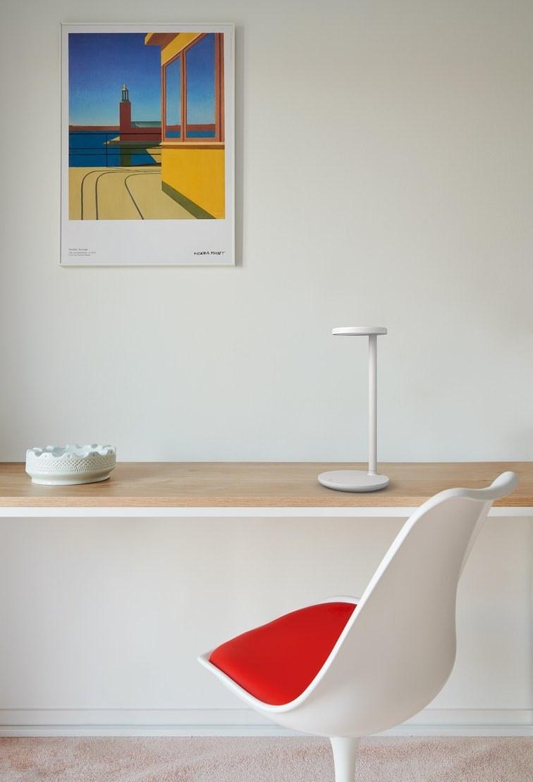 LED table lamp with USB charging | Oblique by Flos