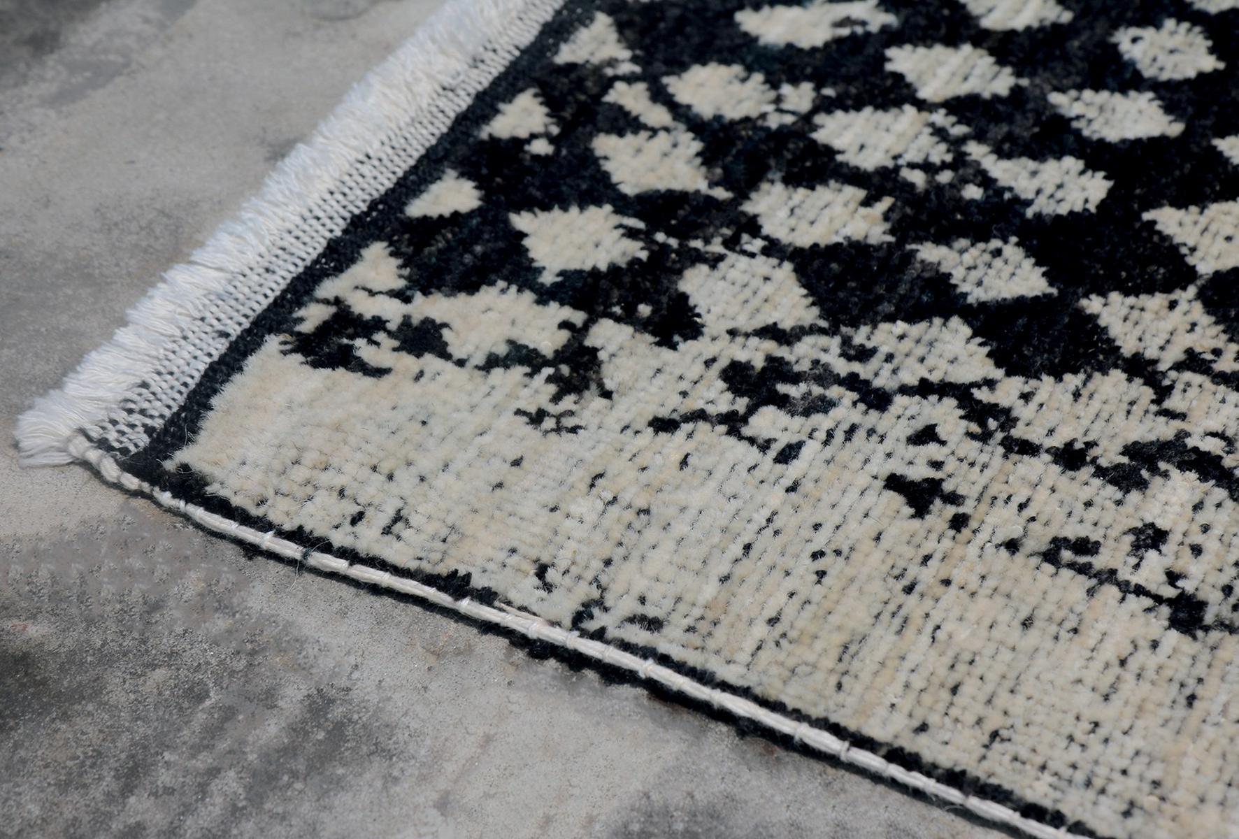 Handmade rectangular rug | Scarlet Pois by Baxter