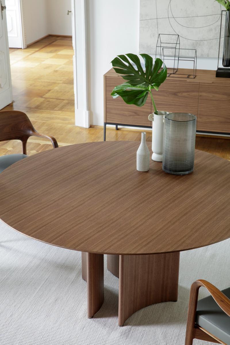 Round table in canaletta walnut | Alan by Porada