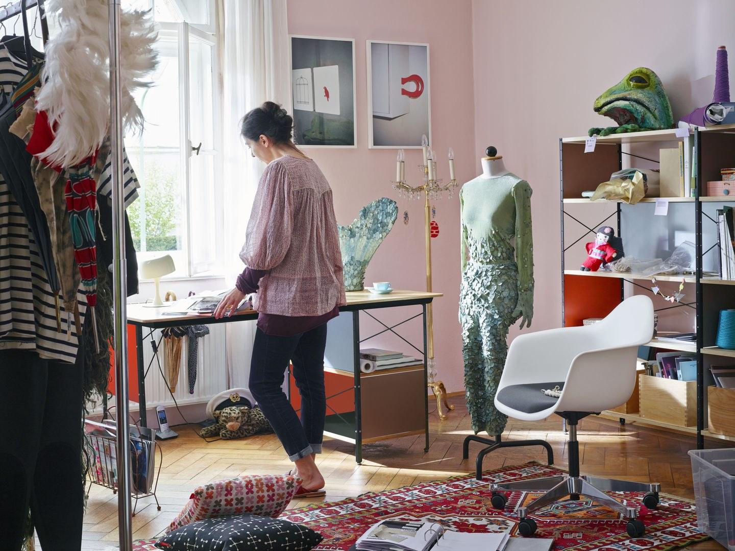Rectangular aluminium and wood writing desk with bookcase | Eames Desk Unit Edu by Vitra