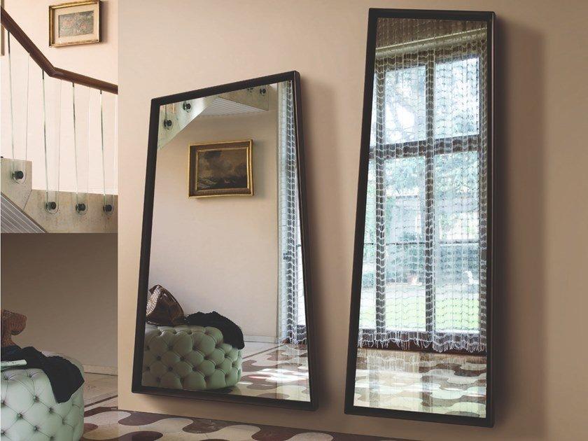 Wall-mounted mirror with wooden frame | Flag by Porada