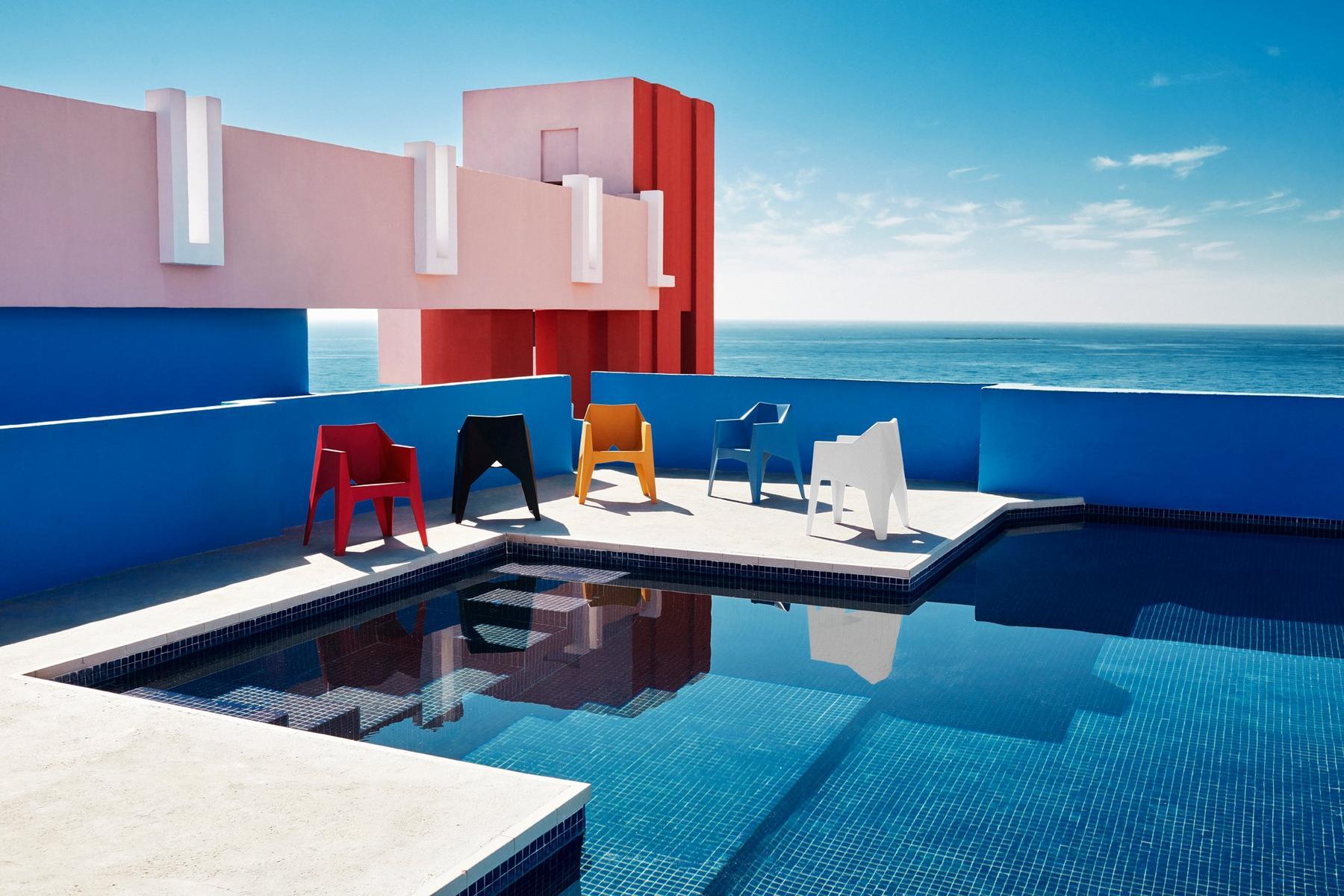 Stackable garden chair with armrests | Voxel by Vondom