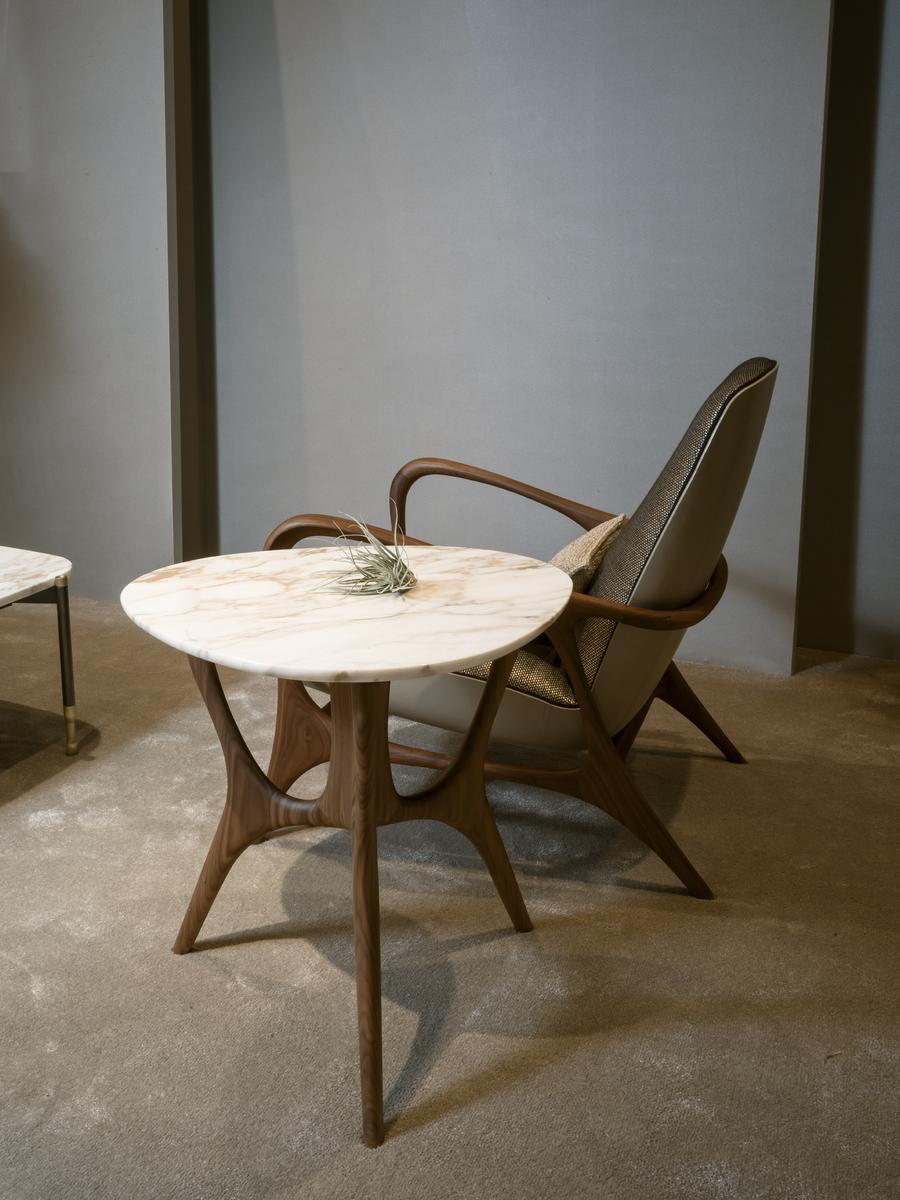 Calacatta Oro marble high side table | Dedalo by Ezio Bellotti