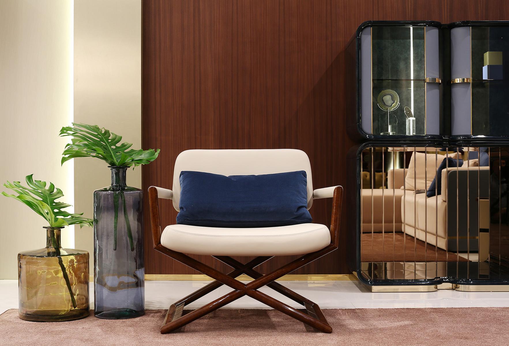 Upholstered leather easy chair with armrests | Madison by Turri