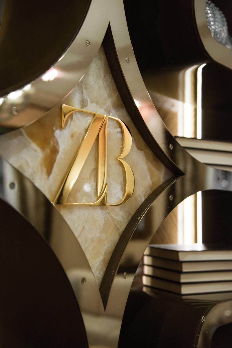 Open floating metal bookcase and eucalyptus frame | Sirio by Bruno Zampa