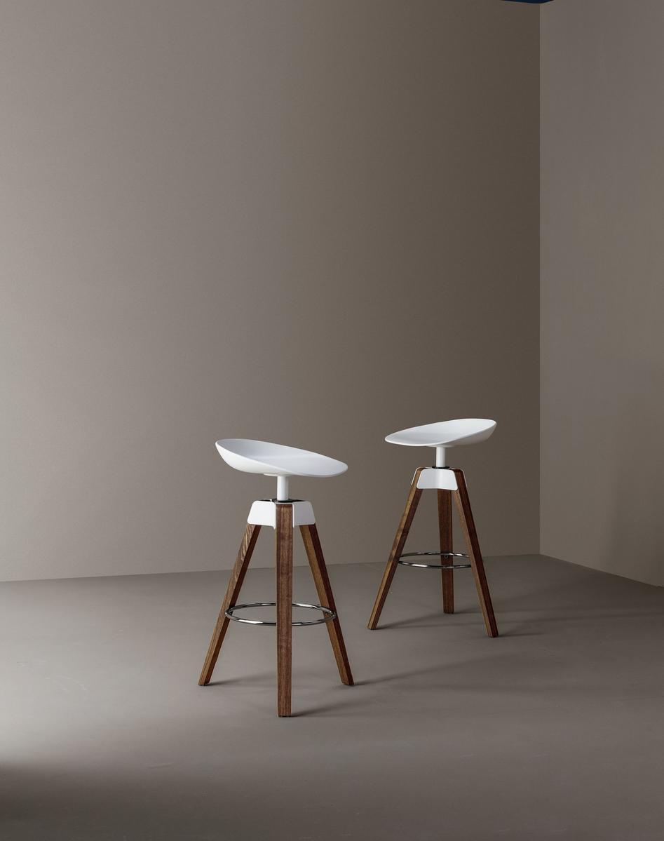 High trestle-based polypropylene stool with footrest | Plumage by Bonaldo