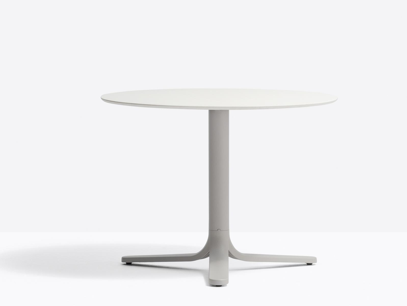 Round aluminium bistro side table | Fluxo 5463_h500 by Pedrali