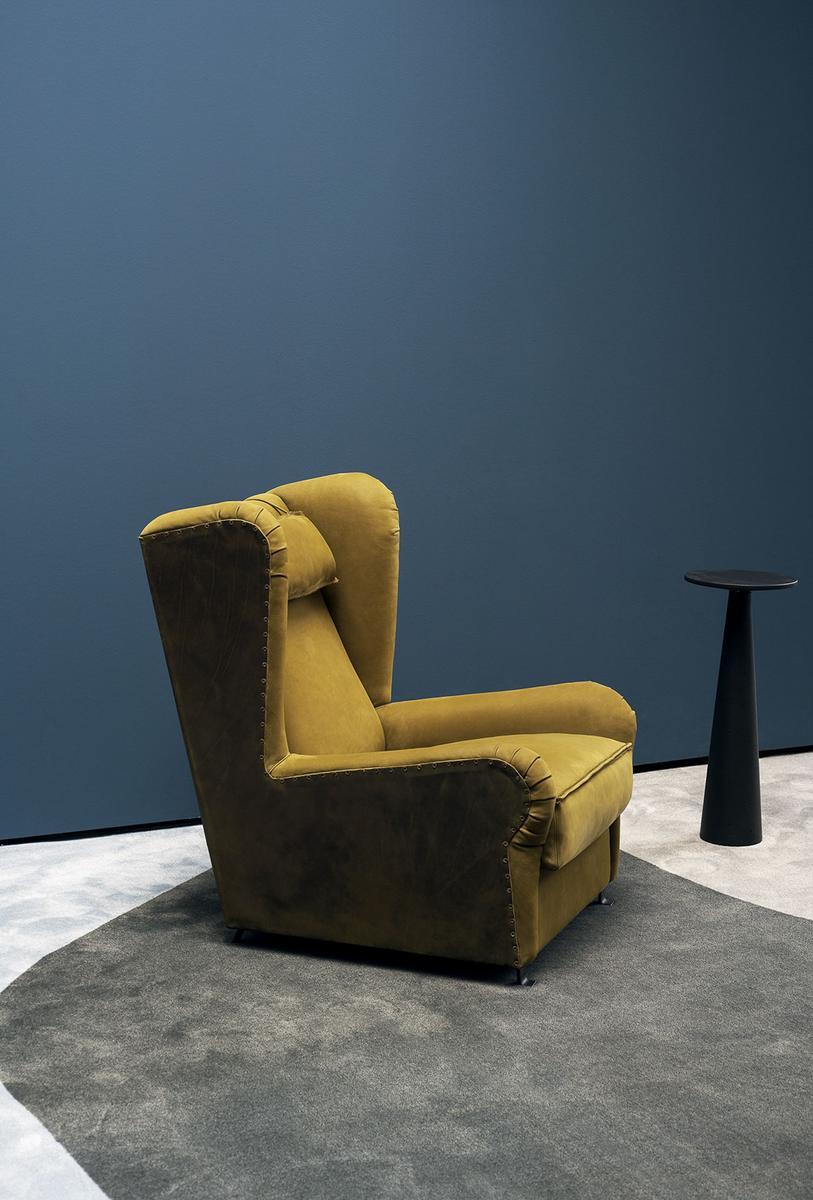 Leather armchair with armrests | Pochette by Baxter