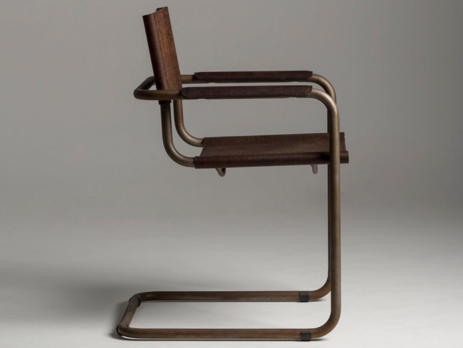 Cantilever Corten™ and tanned leather chair with armrests | Meccanica by Mantellassi 1926