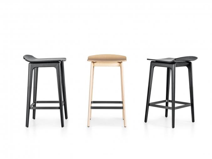 High solid wood stool with footrest | Woody by Molteni