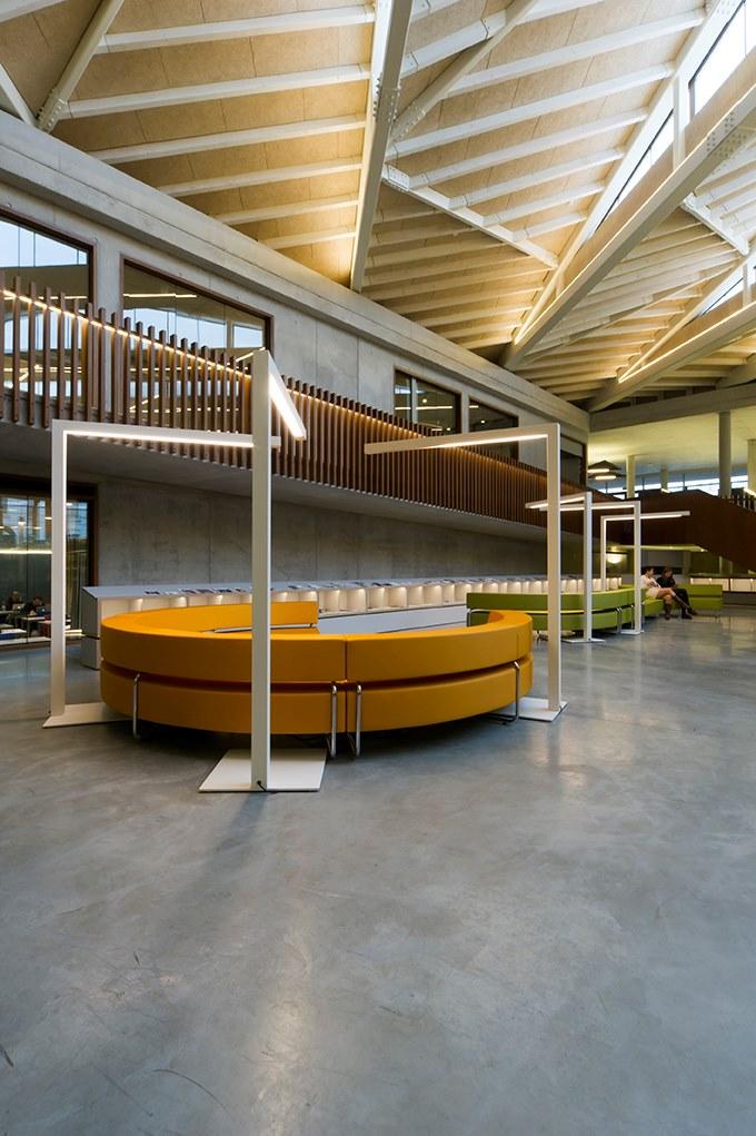 LED metal floor lamp | Hoek by Dark