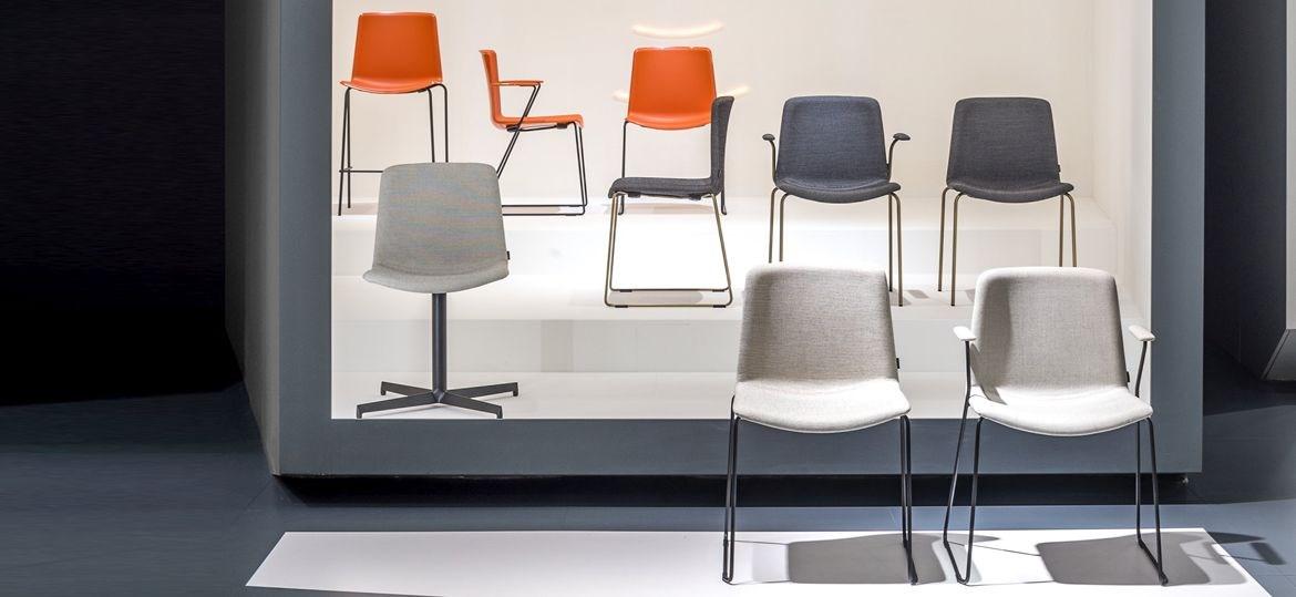 Upholstered chair with 4-spoke base | Tweet 893f/2 by Pedrali