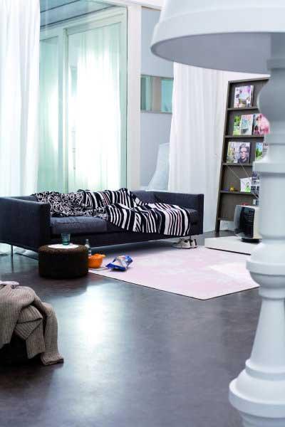 Wall-mounted wooden bookcase | Oblique by Moooi