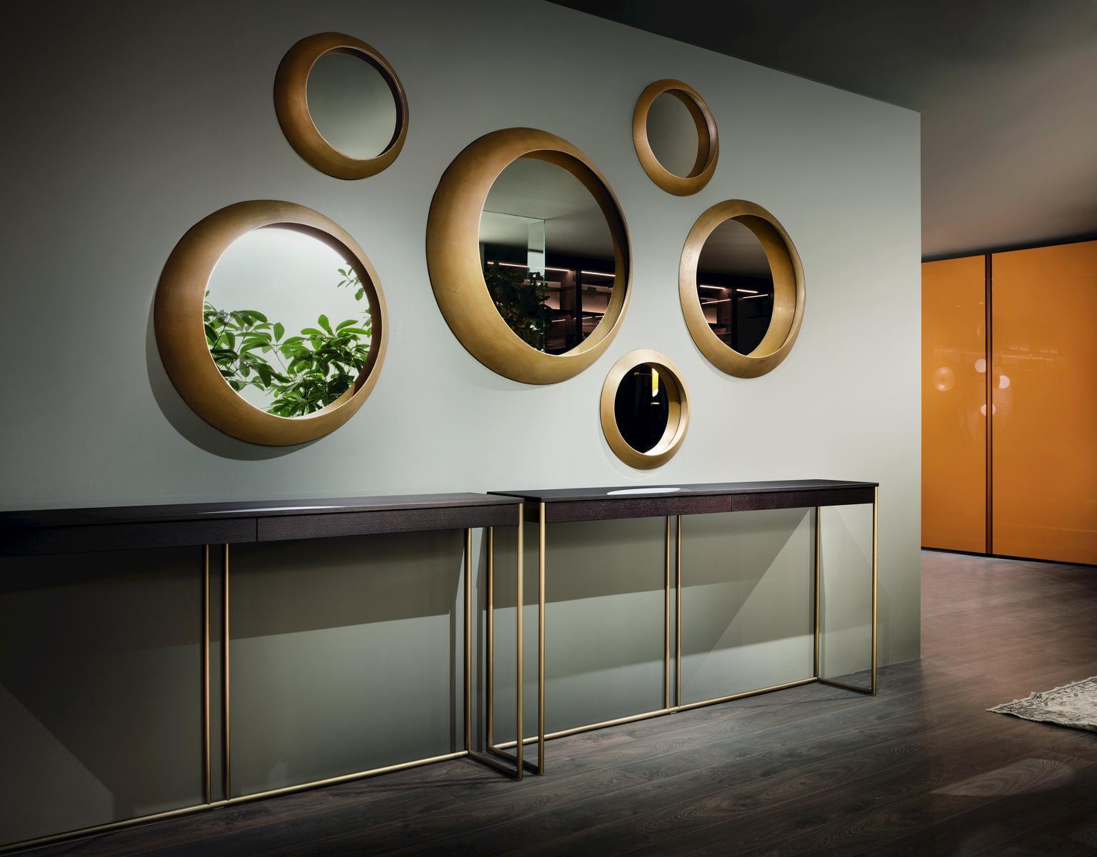 Freestanding round framed mirror | Oculus by Lema