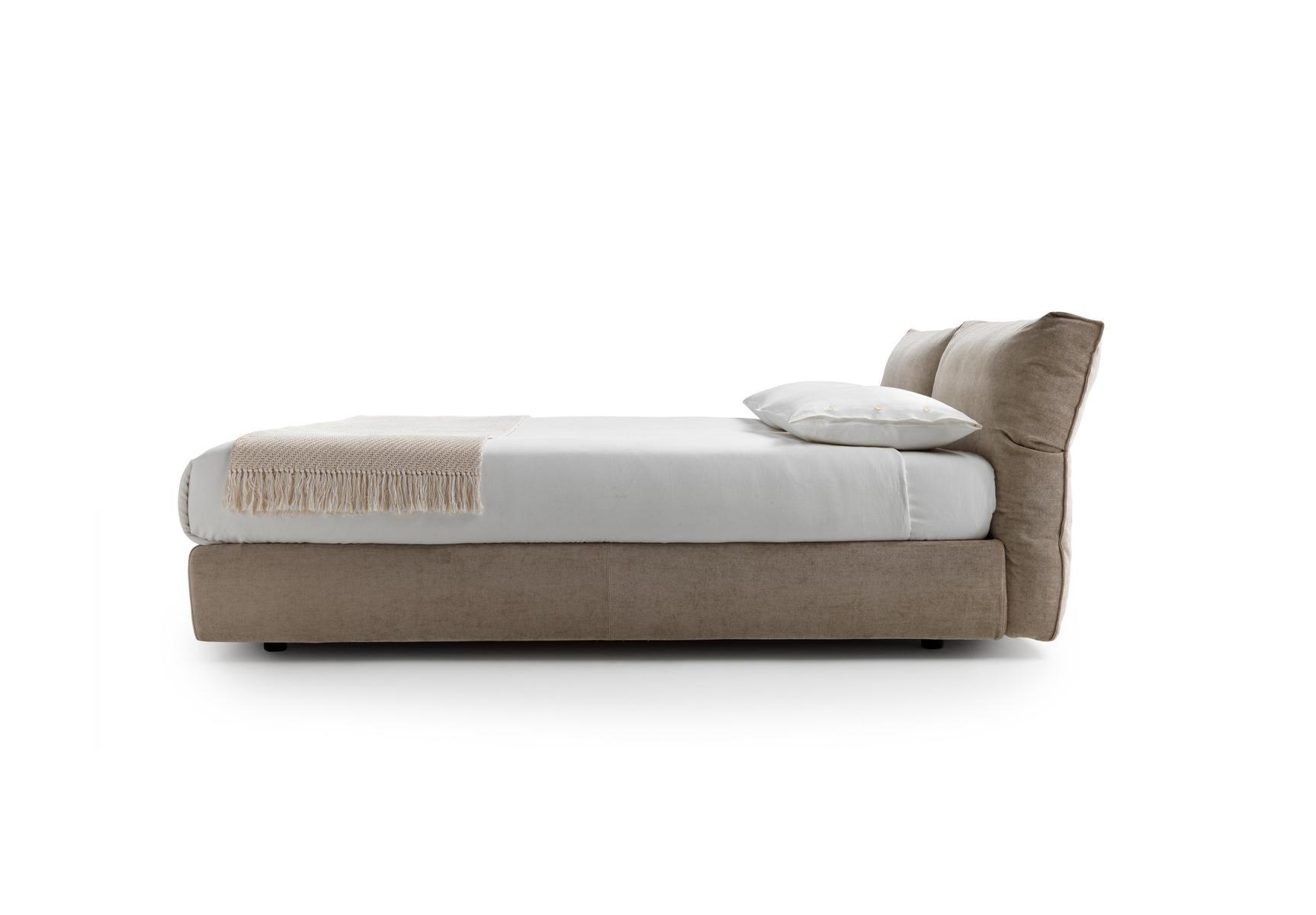 Upholstered fabric storage bed | Newbridge Soft by Flexform