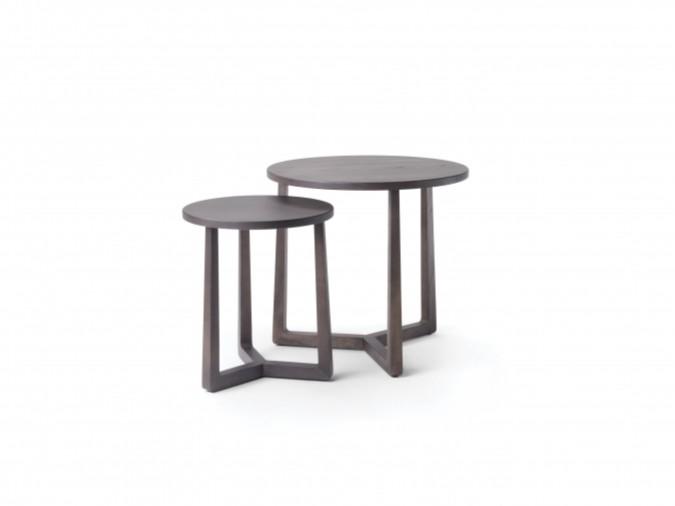 Round solid wood coffee table | Jiff by Flexform