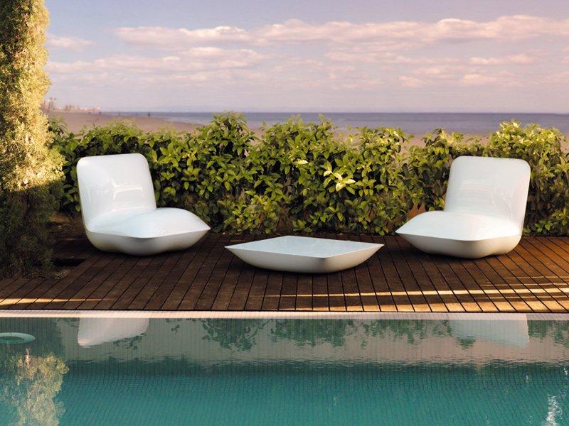 Polyethylene garden side table | Pillow by Vondom