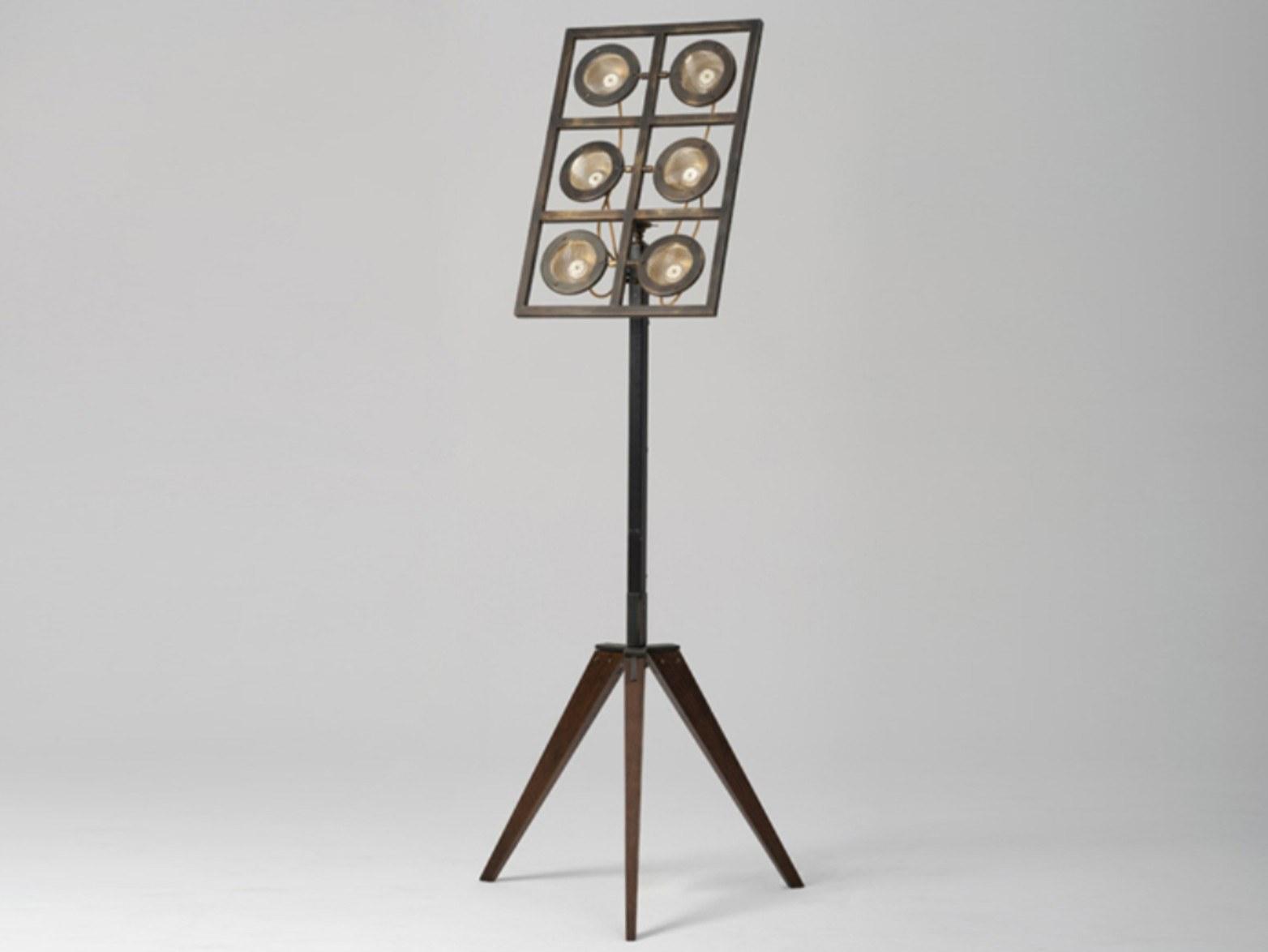Acid etched brass and oak floor lamp with tripod | Totò by Mantellassi 1926