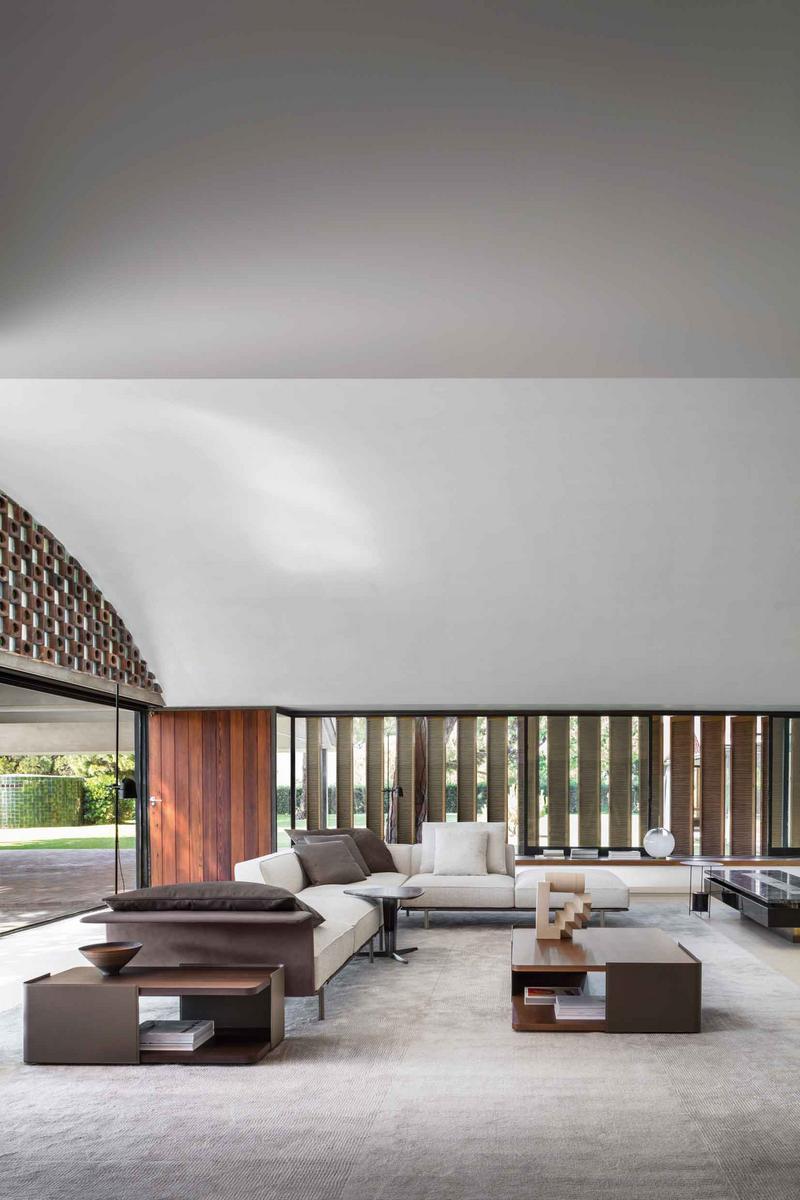 Sectional fabric sofa | Gregor by Molteni