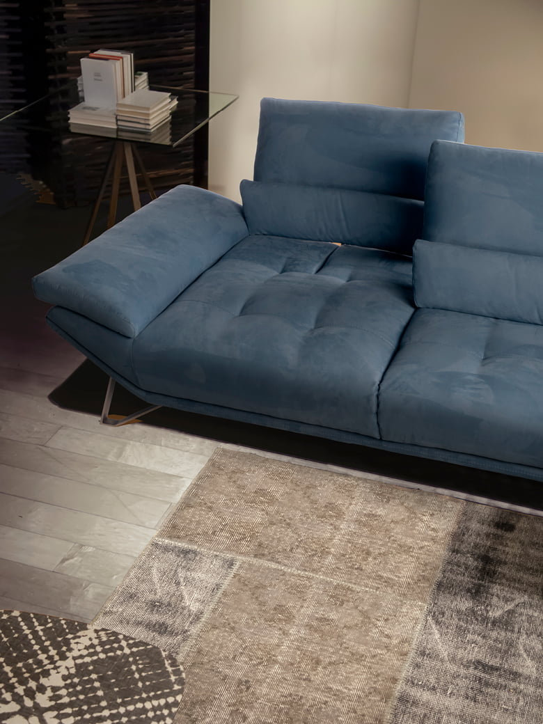Elegant sofa with tiltable backrests, comfortable lying positions, and dynamic quilting for an embracing living experience. Ideal for leisure and adaptable to any occasion. | Fly 2.0 by Calia Italia