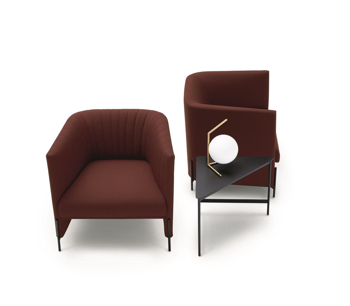 Triangular coffee table | Capilano by Arflex