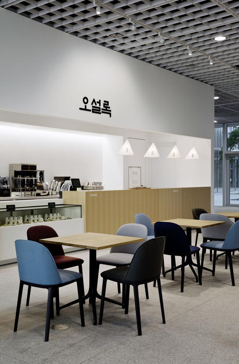 Square table with steel base and wooden top | Belleville by Vitra