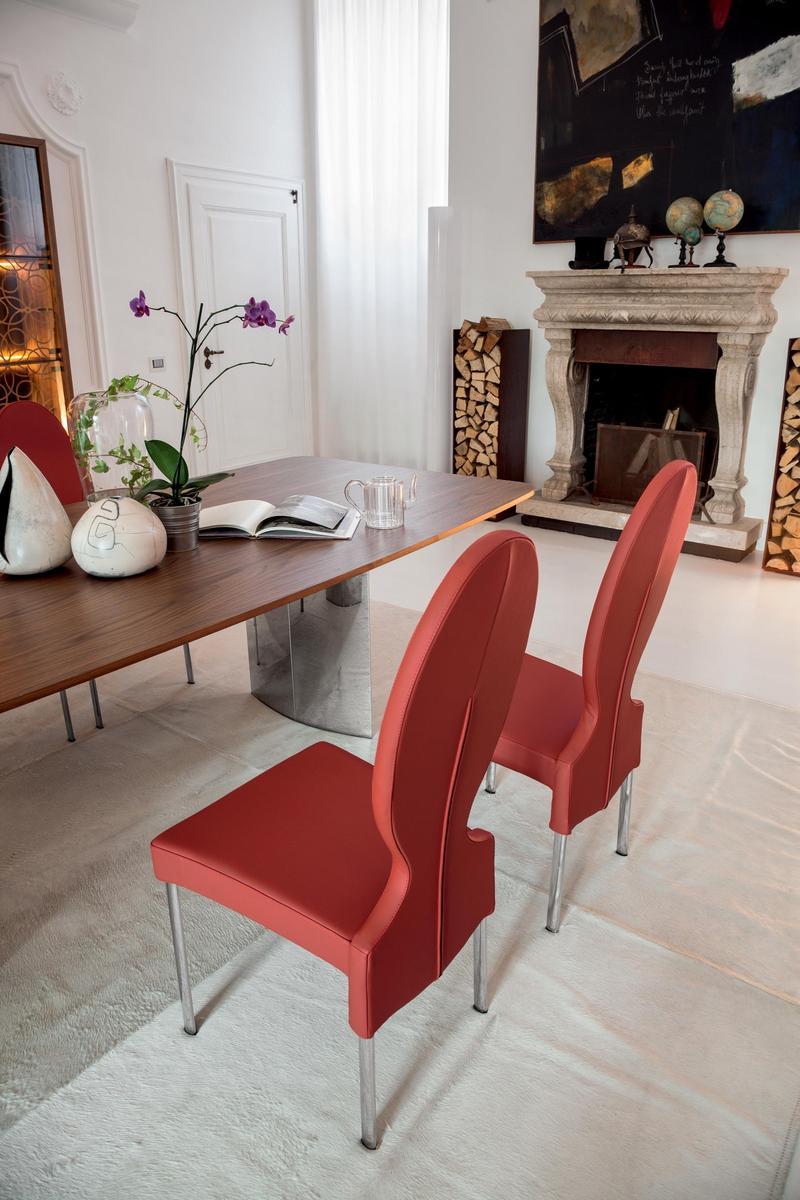 Medallion upholstered leather chair | Vivienne by Tonin Casa