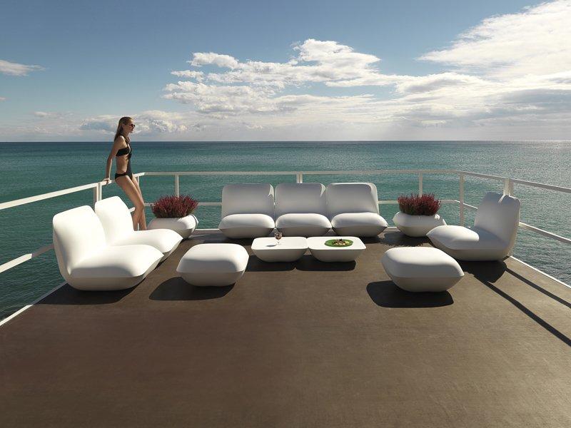 Polyethylene garden side table | Pillow by Vondom