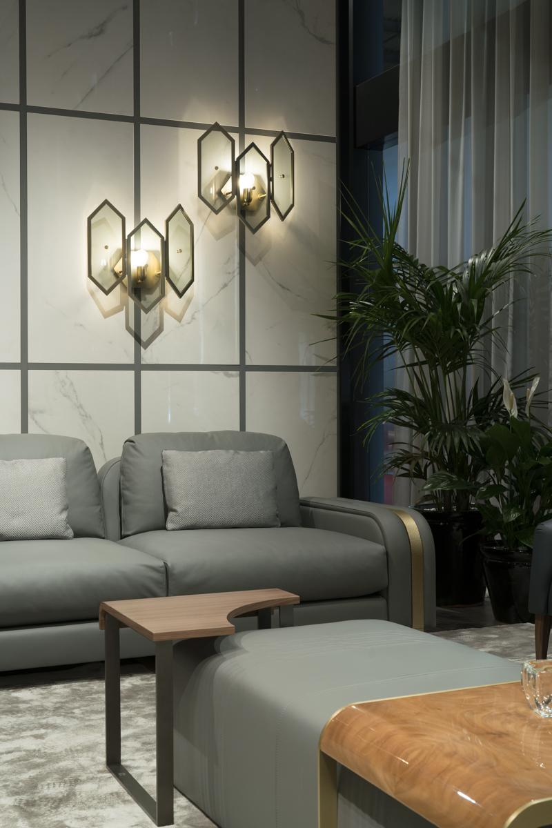 Triangular metal side table and walnut top | Tulip by Bruno Zampa