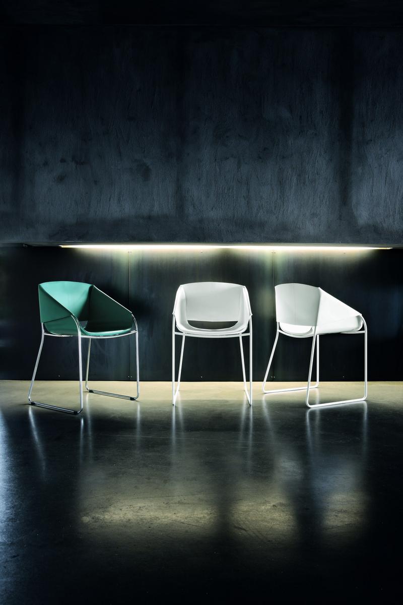 Sled base leather chair with armrests | Simply by Tonin Casa