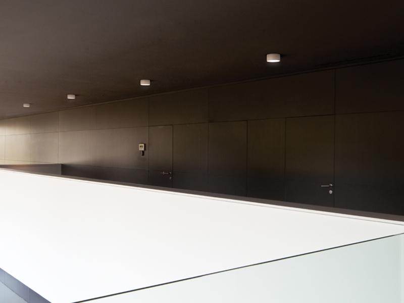Aluminium ceiling lamp | Domo by Vibia