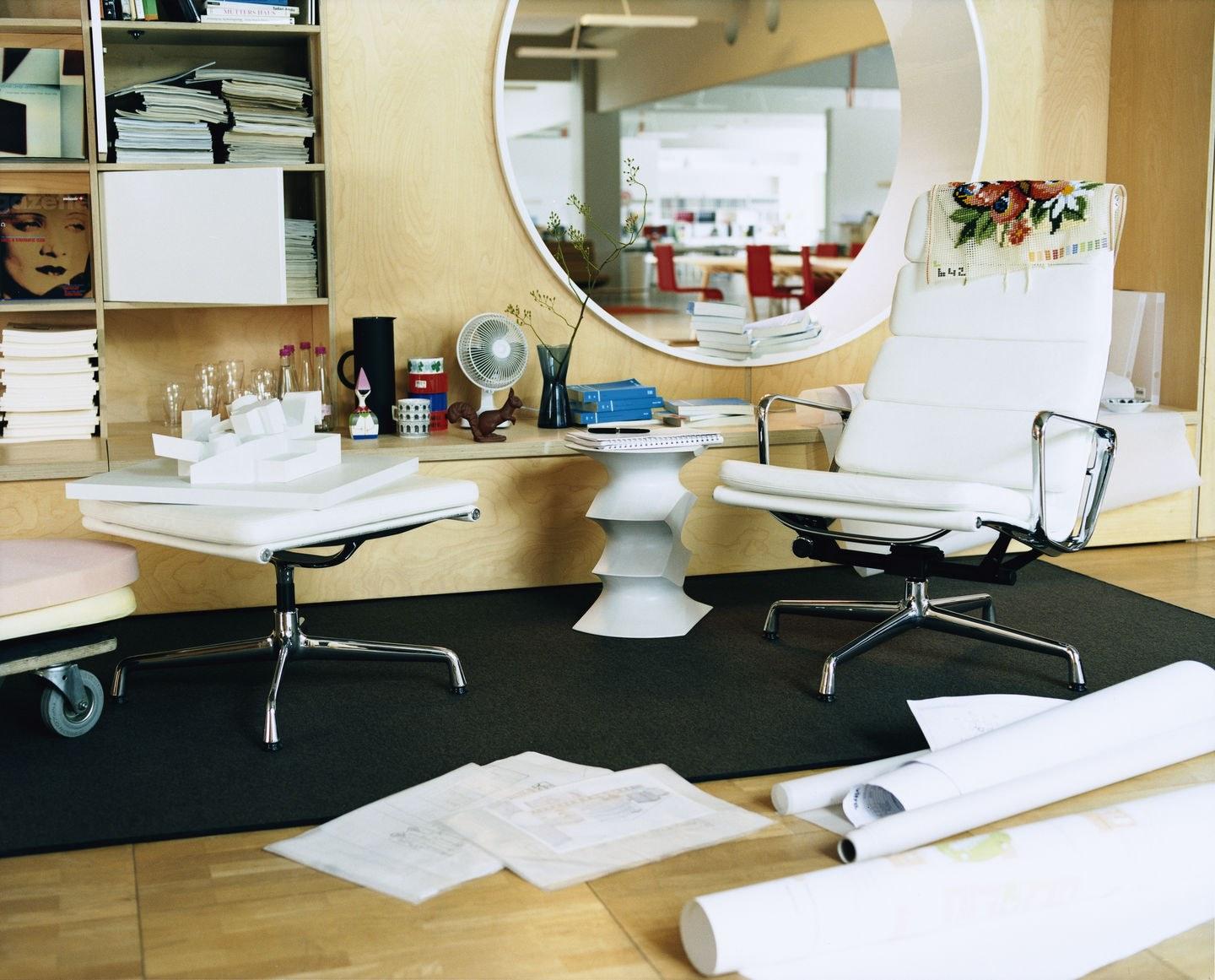 Swivel leather office chair with 5-Spoke base with armrests | Soft Pad Ea 217 by Vitra