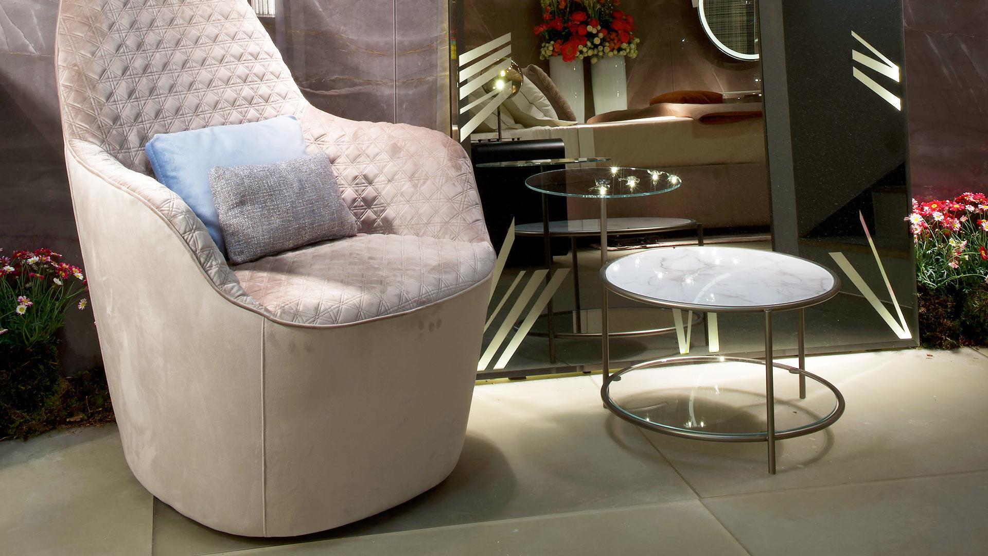 Round glass coffee table with integrated magazine rack | Egeo by Reflex