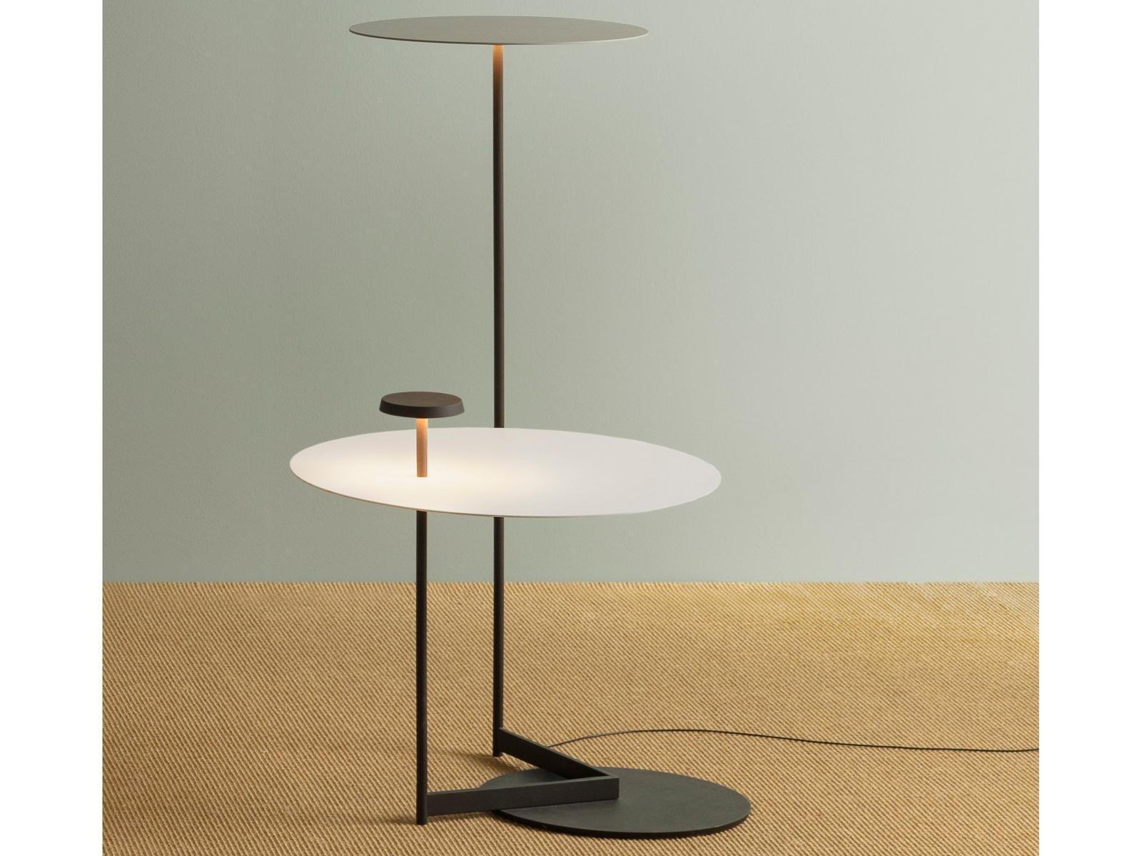 LED metal floor lamp with shelf | Flat 5945 by Vibia