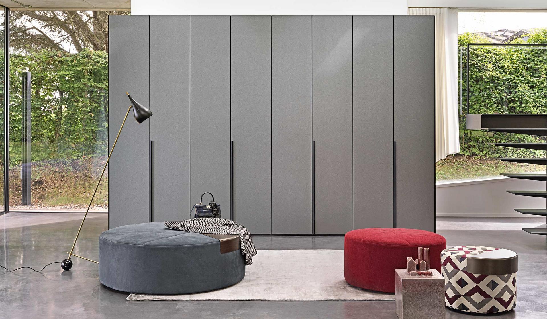 Sectional wardrobe with folding doors | Guardaroba 16.32 by Flou