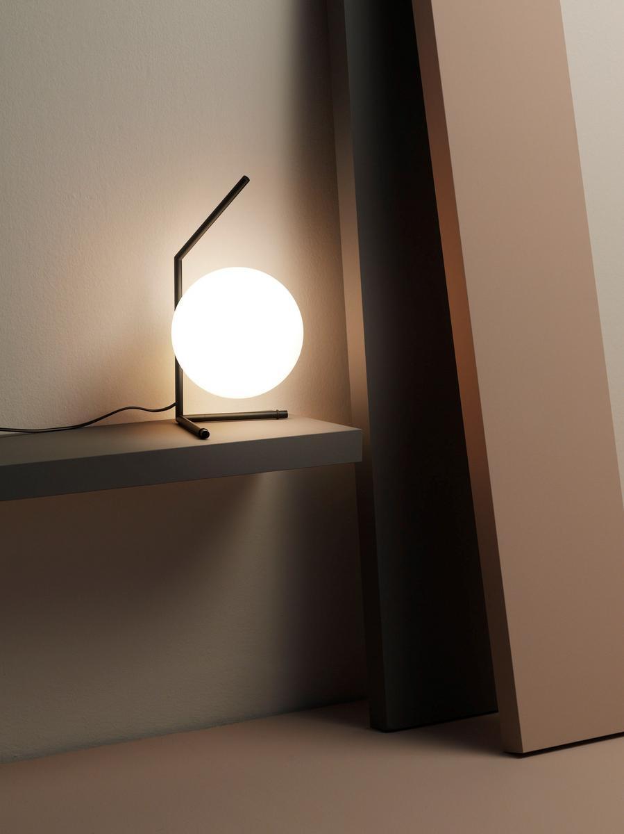 Contemporary style blown glass table lamp with dimmer | Ic Lights T1 Low by Flos